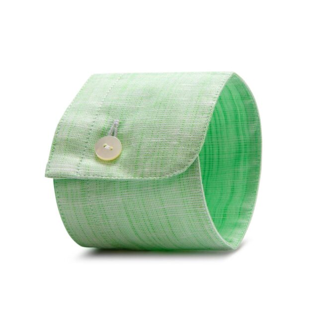 Stehkragen-Hemd aus hellgrünem Leinen