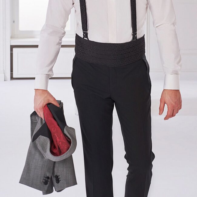 Grauer Smoking zur Hochzeit