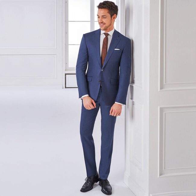 Blauer Business-Anzug aus leichter Schurwolle