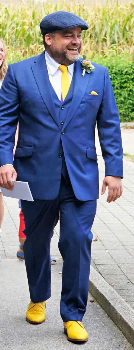 Blauer Anzug mit gelben Schuhen