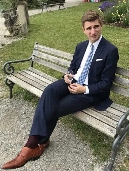 Dunkler Anzug