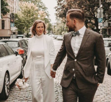 Braune Hochzeitsanzüge sind modern