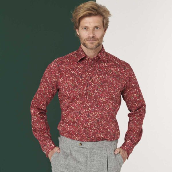 Rotes Hemd mit Blumenprint