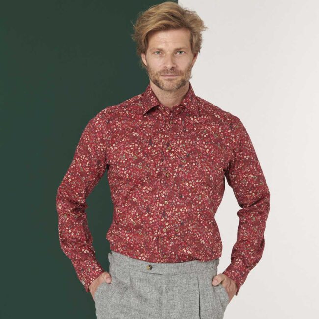 Rotes Hemd mit Blumenprint