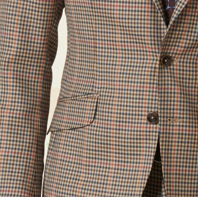 Beige Karoanzug Front Detail | Beiger Anzug mit buntem Überkaro