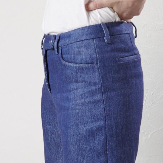 01 2 blaue Jeans Damen Detail | Knöchellange Hose aus dunklem Denim