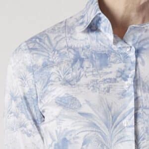 02 2 hellblau gebluemte Bluse Detail | Himmelblauer Zweireiher