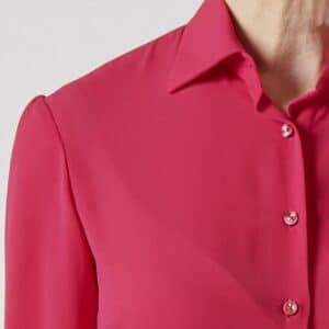 03 1 rote Bluse Detail | Tintenblauer Businessanzug