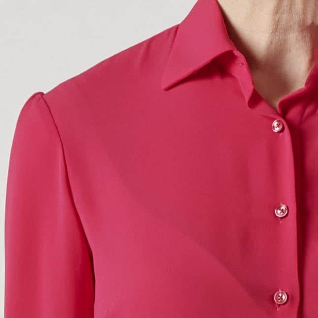 03 1 rote Bluse Detail | Bluse aus himbeerfarbenem Crepe