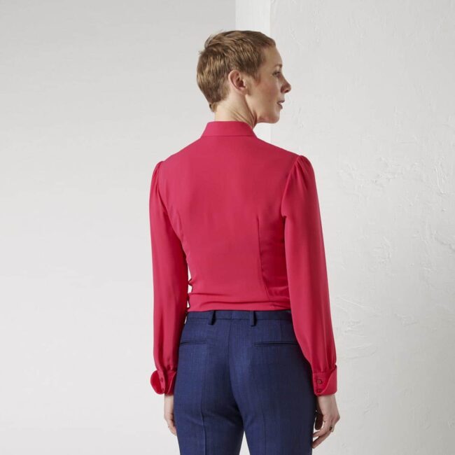 03 1 rote Bluse hinten | Bluse aus himbeerfarbenem Crepe
