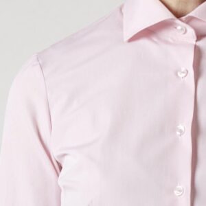 04 2 rosa Bluse Detail | Dunkelblauer Wollmantel