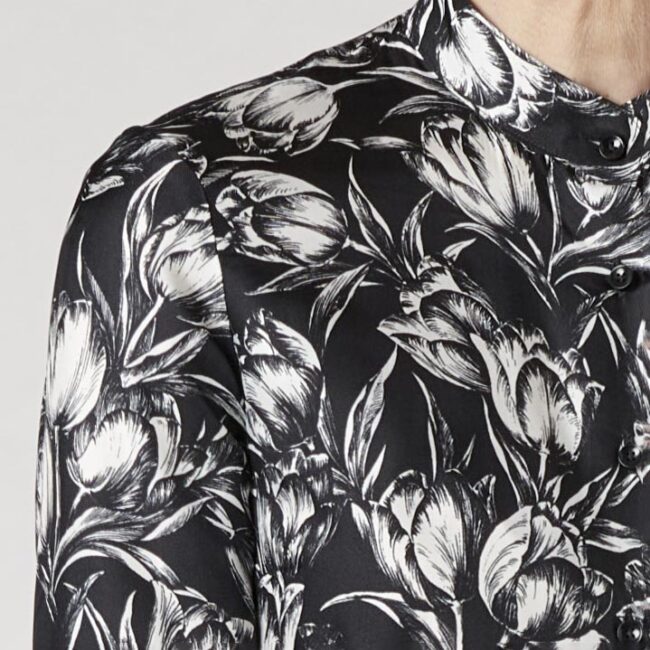 05 2 schwarz weisse Blumenbluse Front Detail | Schwarze Bluse mit Tulpenprint