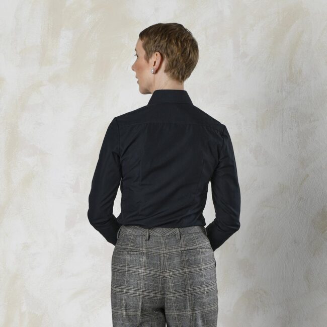 09 2 schwarze Bluse hinten | Klassische Bluse aus schwarzem Poplin