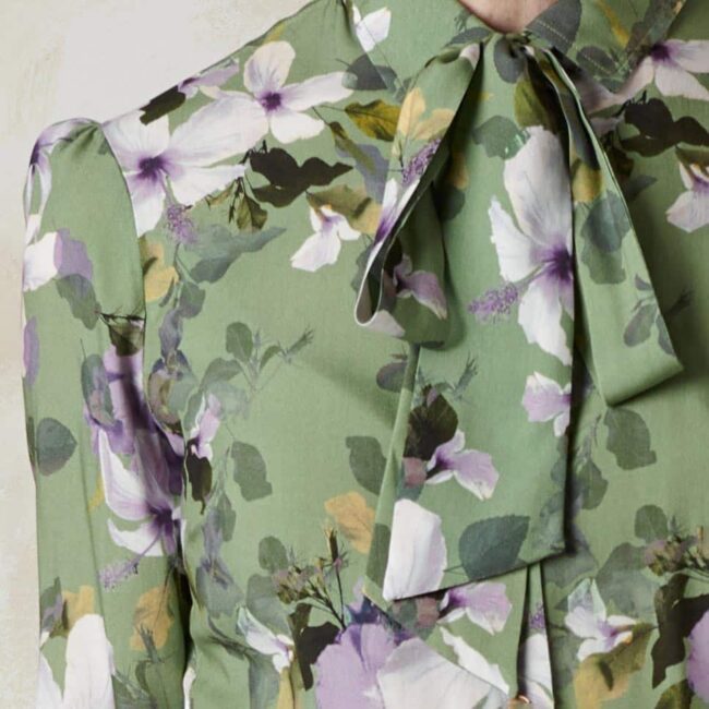 11 gruene Blumenbluse Detail | Schluppenbluse mit grünem Hibiskusprint