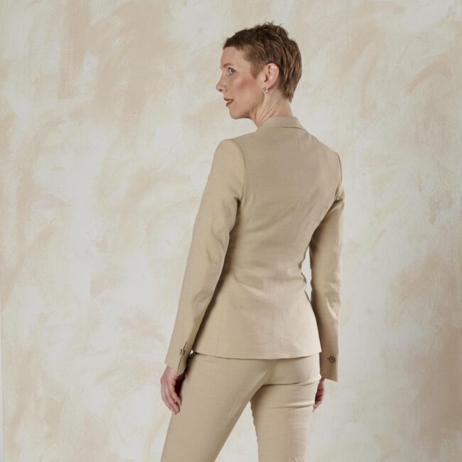 20 beige Kostuem hinten | Beiger Anzug