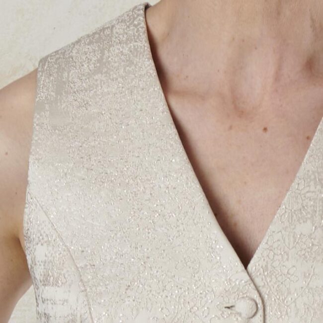 18 3 beige Weste Detail | Cremefarbene Brokatweste