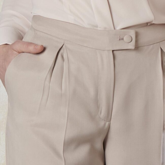 18 beige Hose Detail | Fließende roséfarbenen Hose